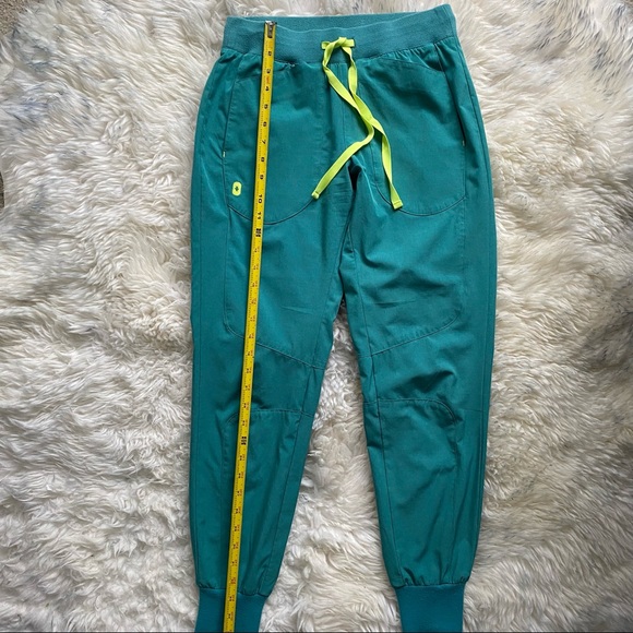 Figs Marine FIONe.a.c Callao-Jogger Scrub Pants & Lekei Four pocket Scrub Top - Picture 5 of 16